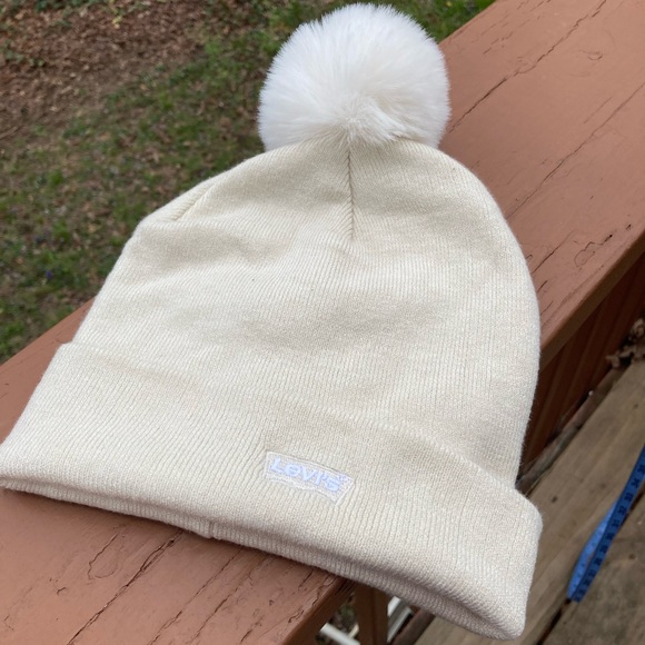 Levi’s creamy white hat - Picture 1 of 8